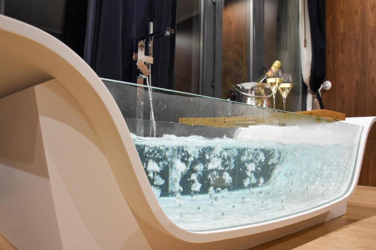 Hotel L'Escale Royale - Nid d'amour sur l'eau avec Jacuzzi à 40 min de Paris à Saint-Martin-la-Garenne Extérieur photo