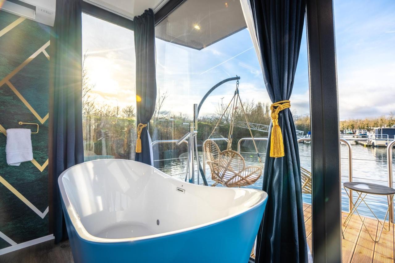 Hotel L'Escale Royale - Nid d'amour sur l'eau avec Jacuzzi à 40 min de Paris à Saint-Martin-la-Garenne Extérieur photo