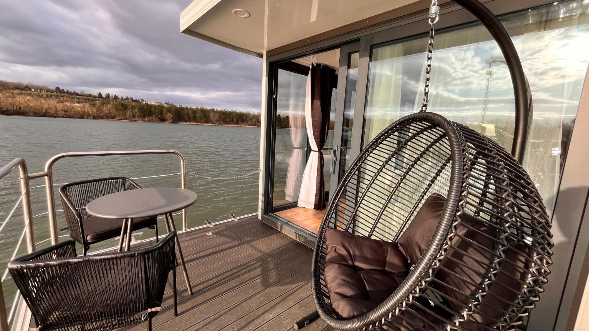 Hotel L'Escale Royale - Nid d'amour sur l'eau avec Jacuzzi à 40 min de Paris à Saint-Martin-la-Garenne Extérieur photo