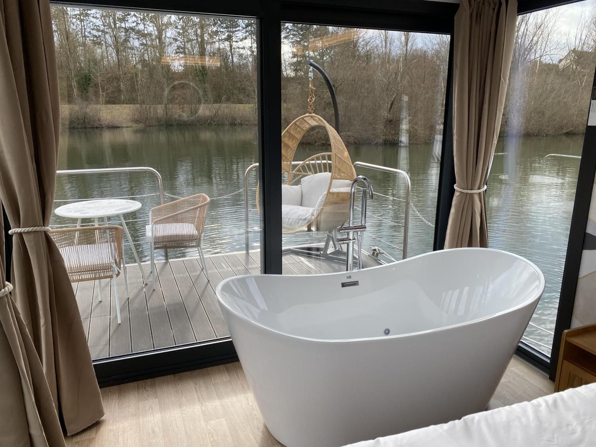 Hotel L'Escale Royale - Nid d'amour sur l'eau avec Jacuzzi à 40 min de Paris à Saint-Martin-la-Garenne Extérieur photo